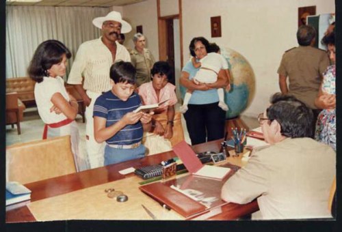 Rojas y su familia son recibidos en el despacho de Raúl Castro, poco después de su liberación